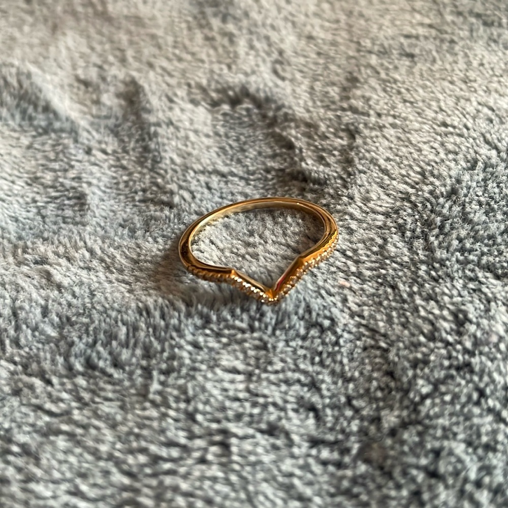 Elegant Gold Zigzag Ring